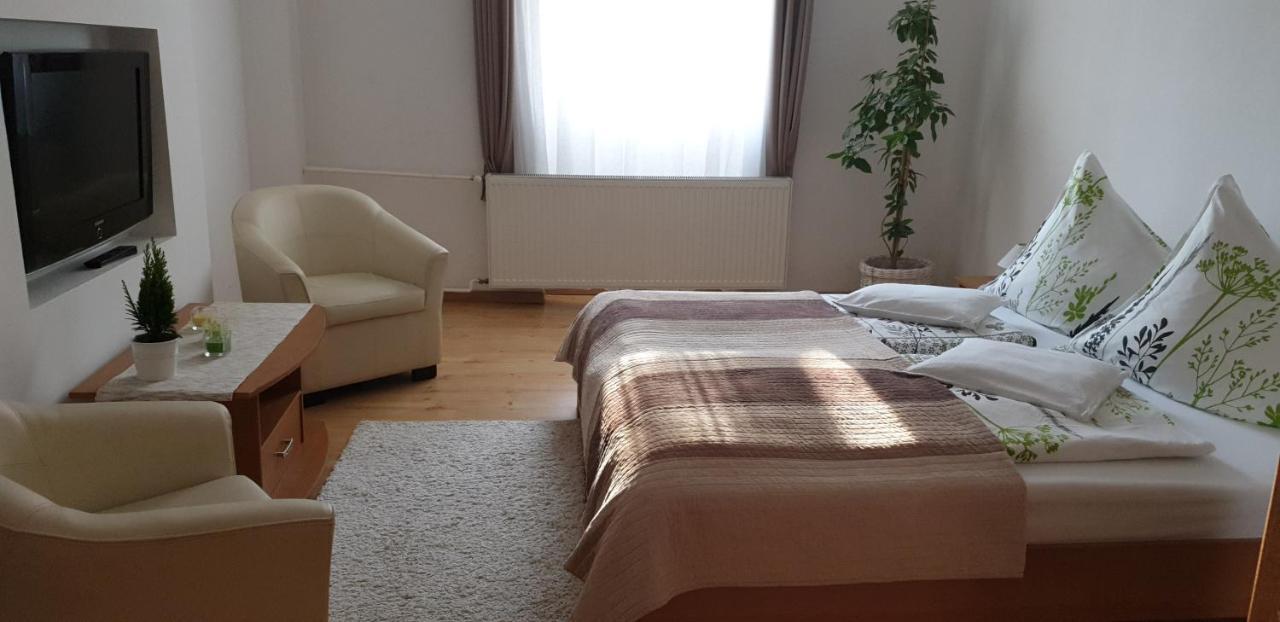 Topart Apartman Tapolca Exteriör bild